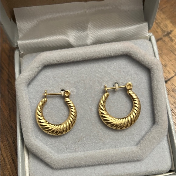 14 K hoop earring - Picture 3 of 3